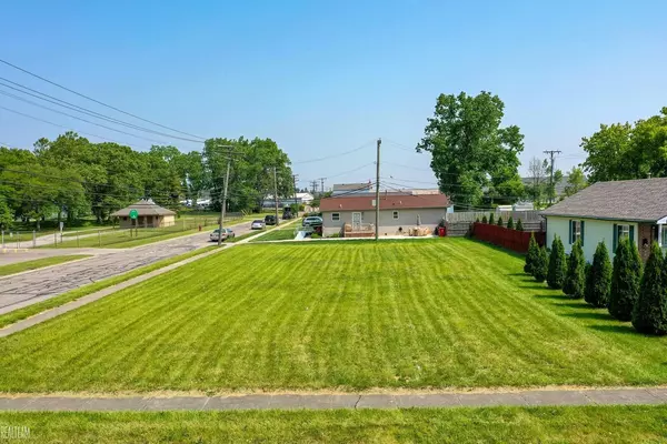 10 Oakdale Street, Roseville, MI 48066