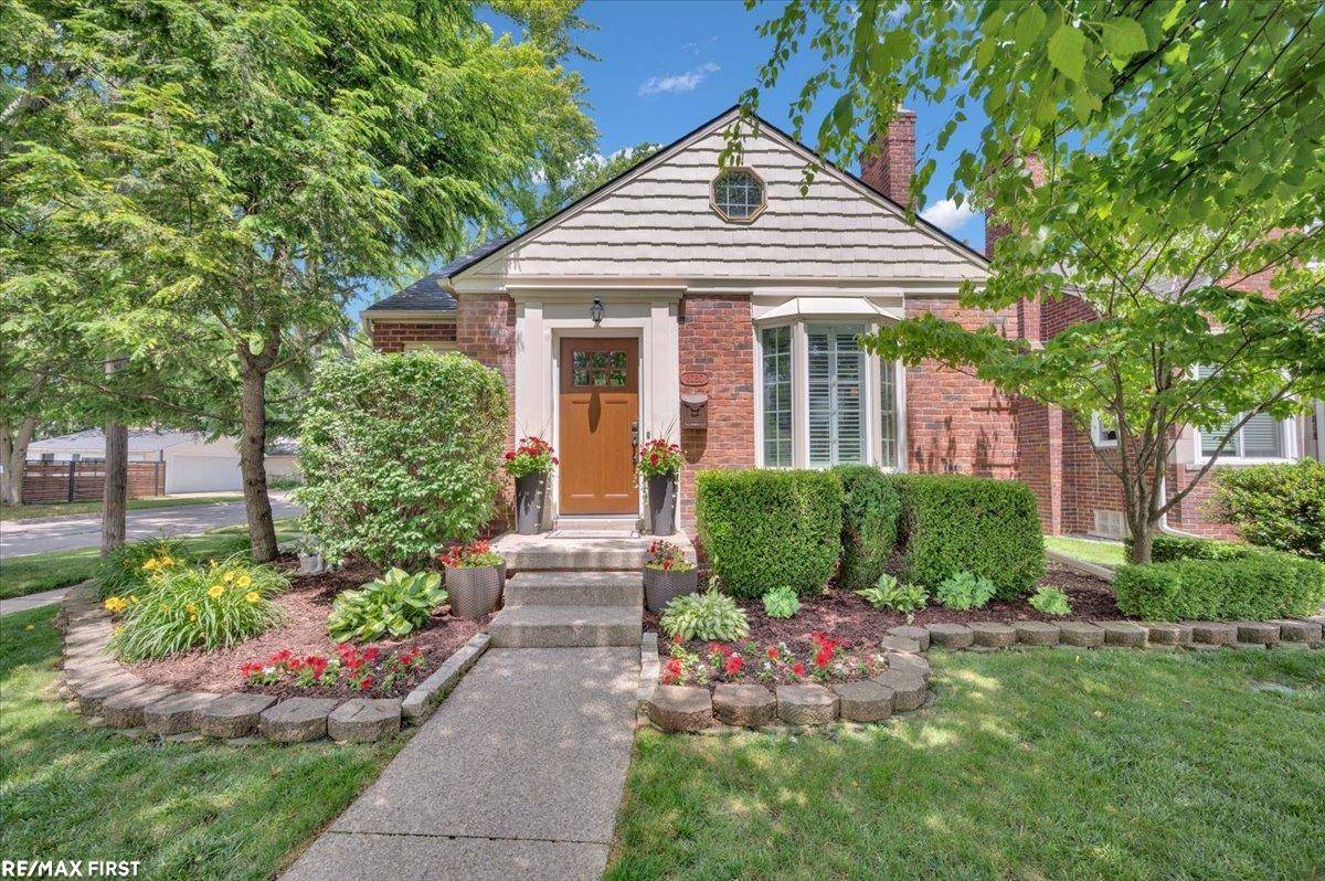2080 Beaufait Drive, Grosse Pointe Woods, MI 48236