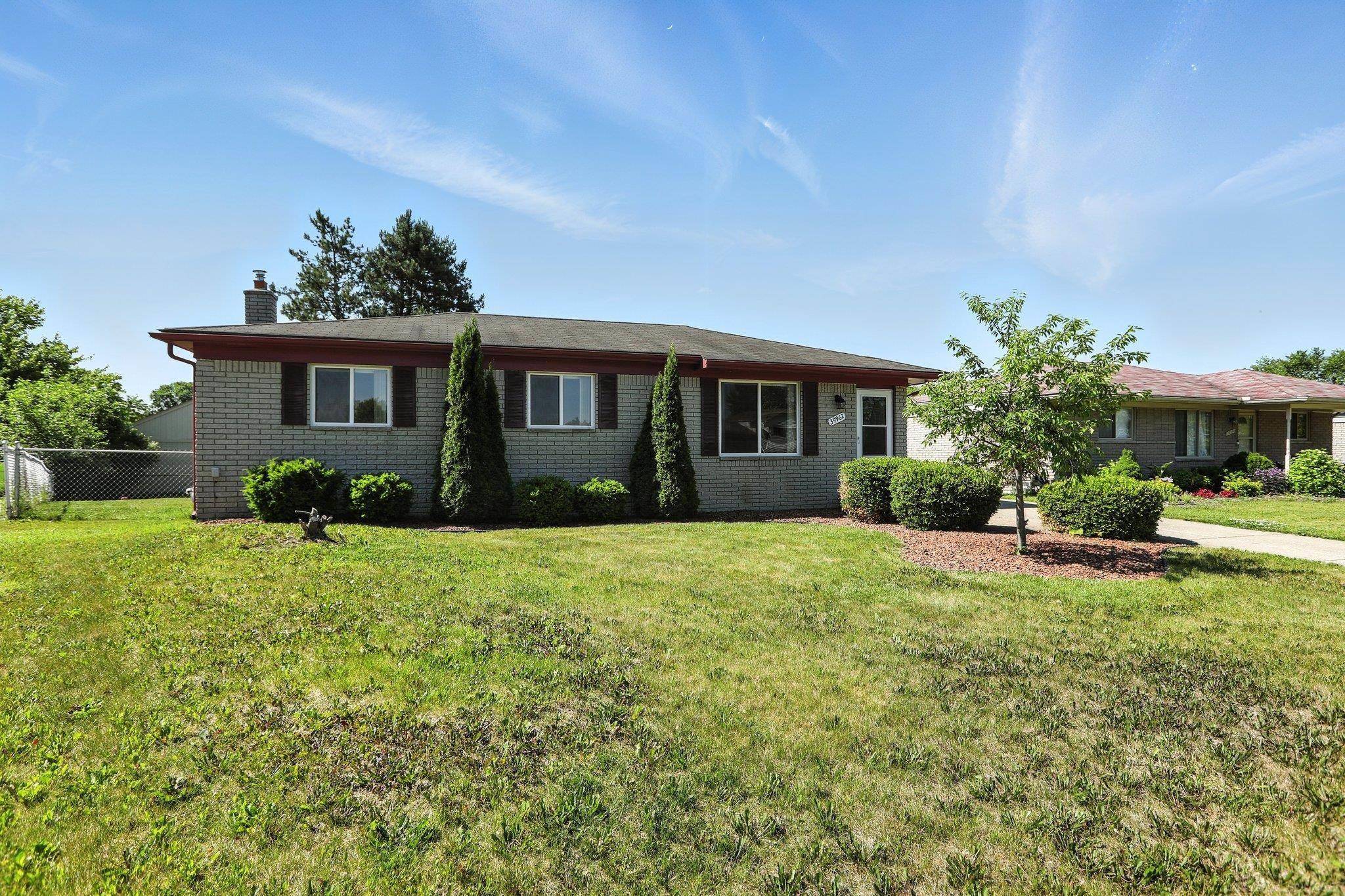 39962 Fraser Drive, Sterling Heights, MI 48310-2745