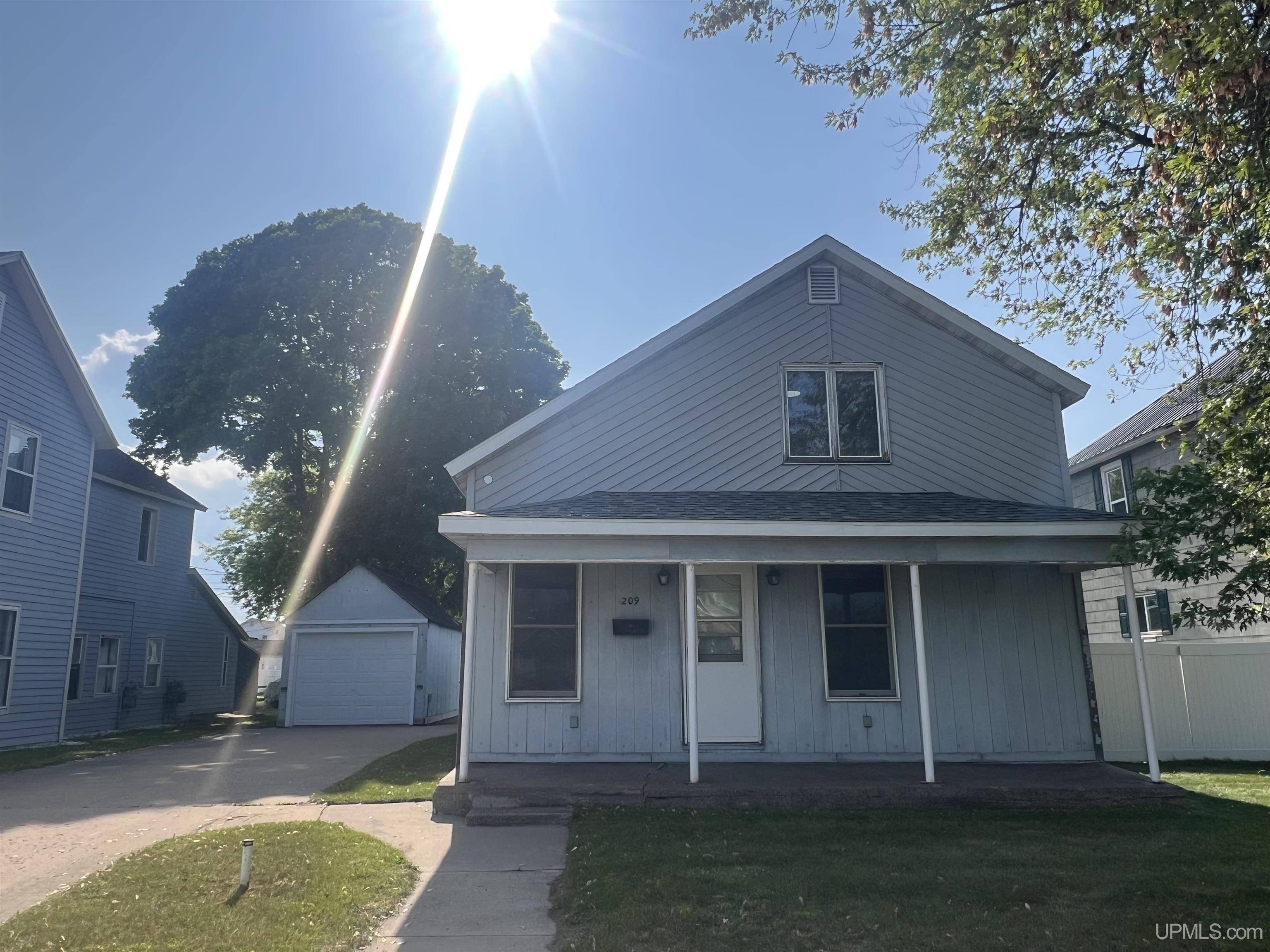 209 N 10th Street, Escanaba, MI 49829