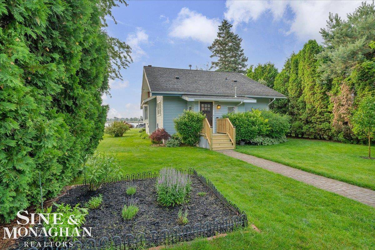 421 Edgewater Drive, Algonac, MI 48001