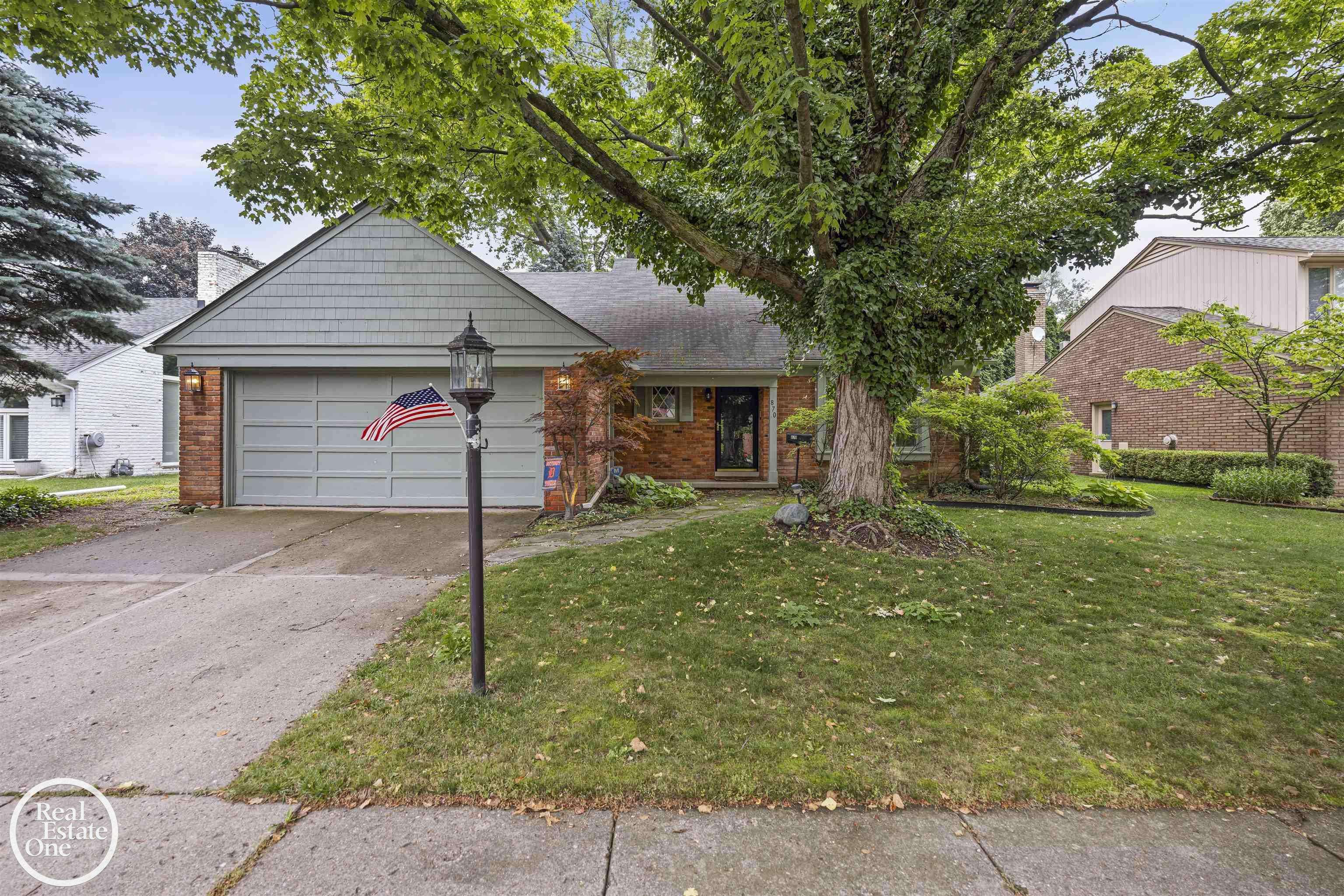 870 Crescent Lane, Grosse Pointe Woods, MI 48236