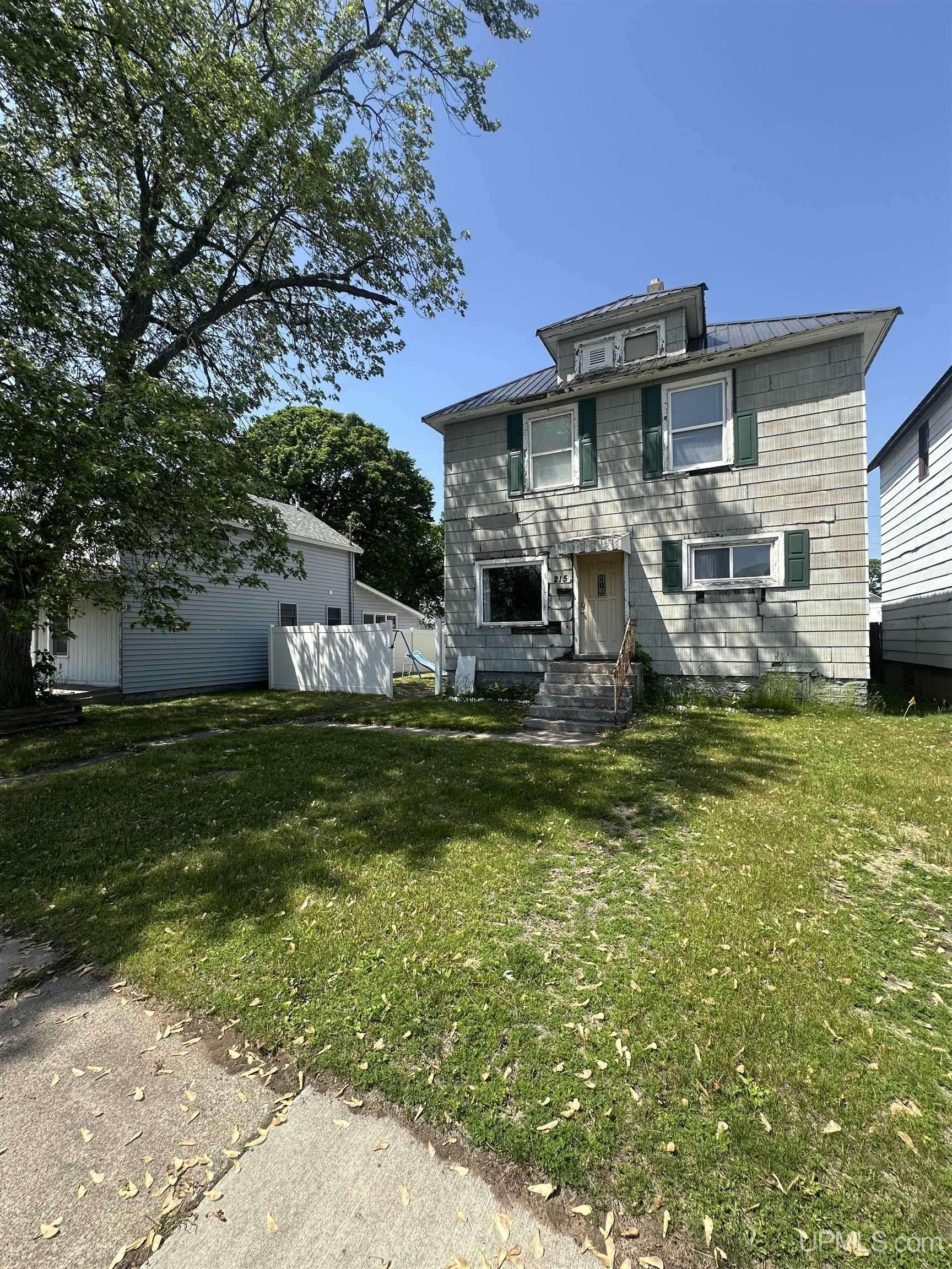 215 N 10th Street, Escanaba, MI 49829