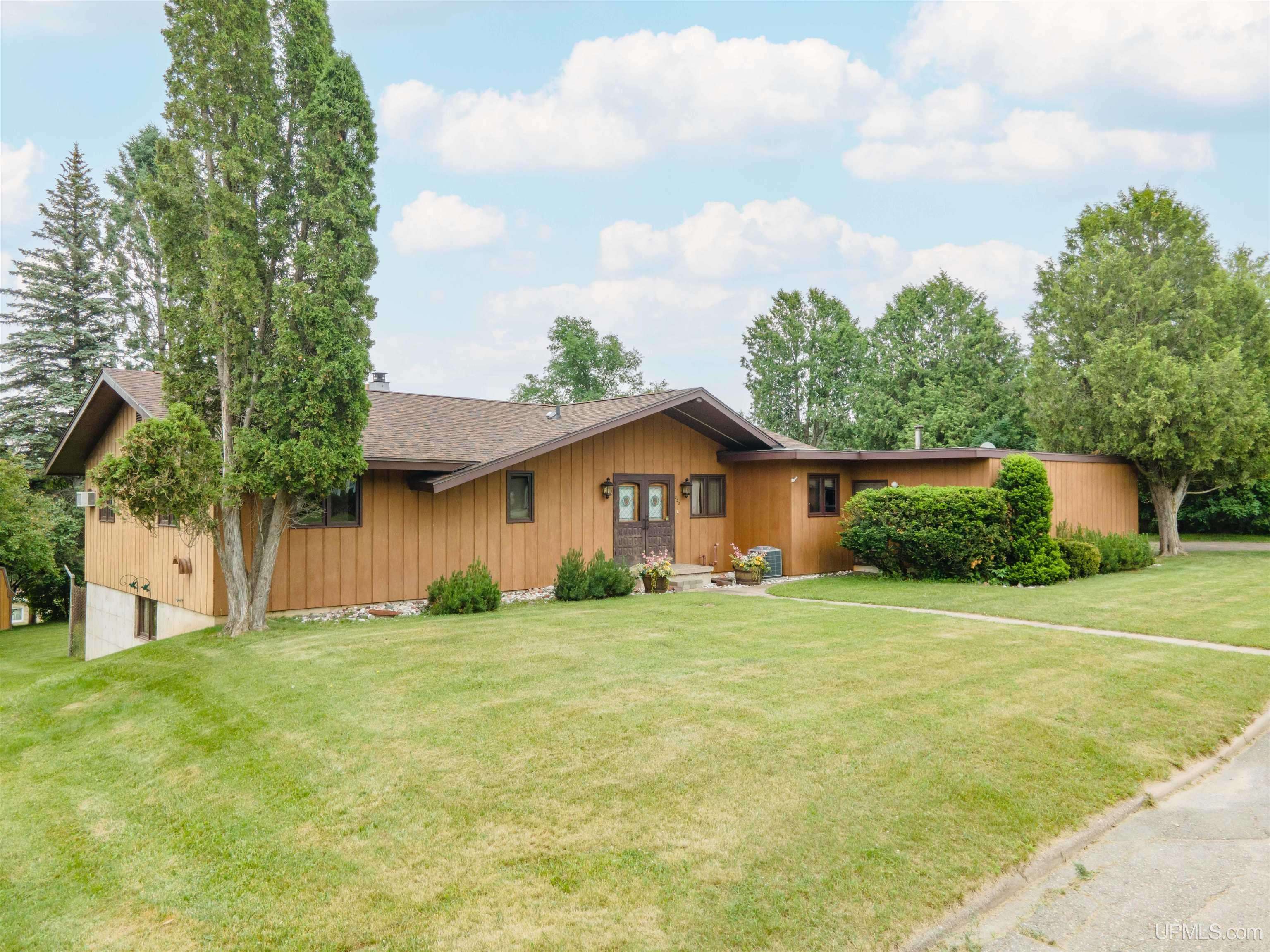 222 N 10th Avenue, Iron River, MI 49935