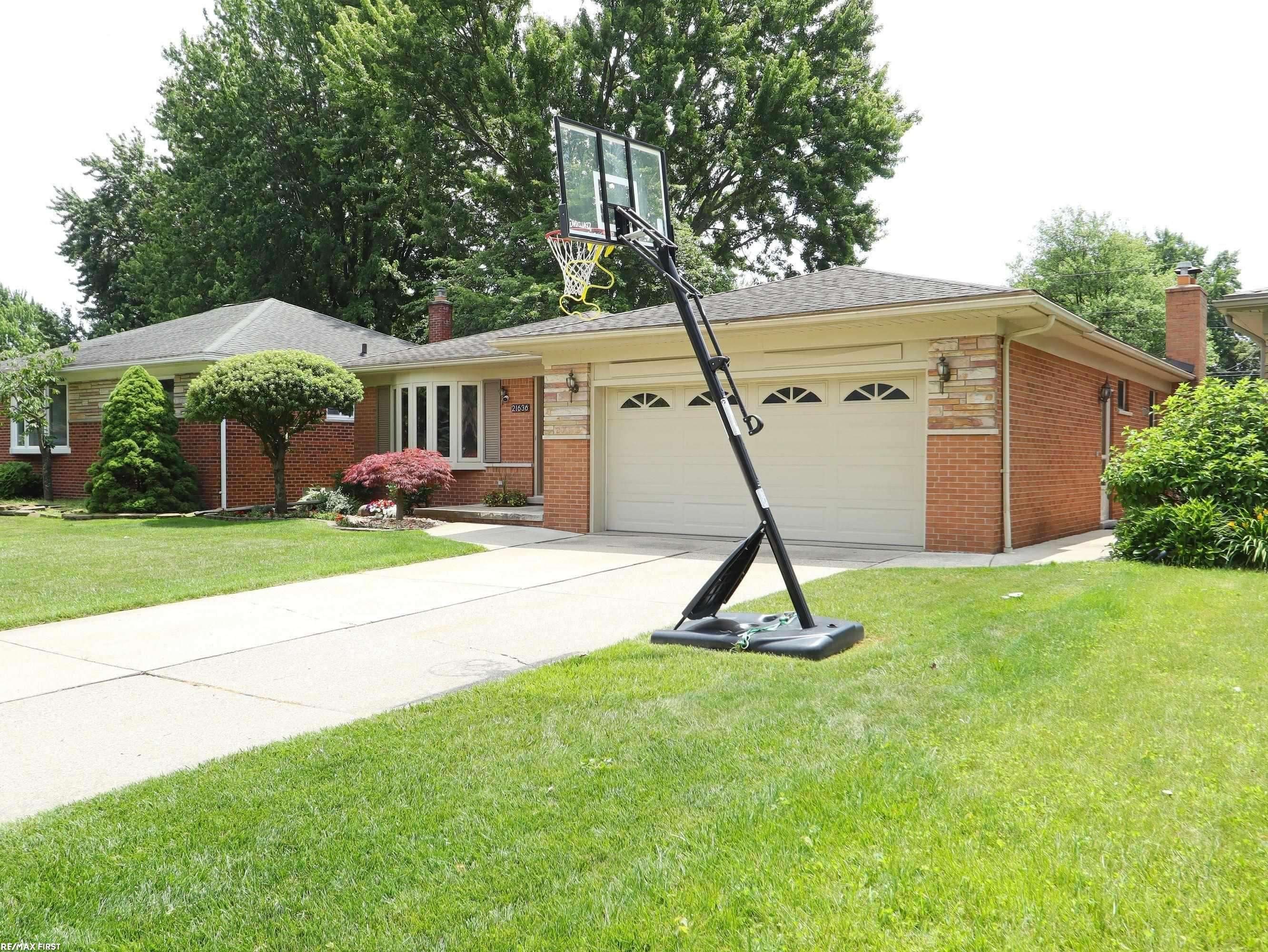 Saint Clair Shores, MI 48081,21636 Lakeland Street