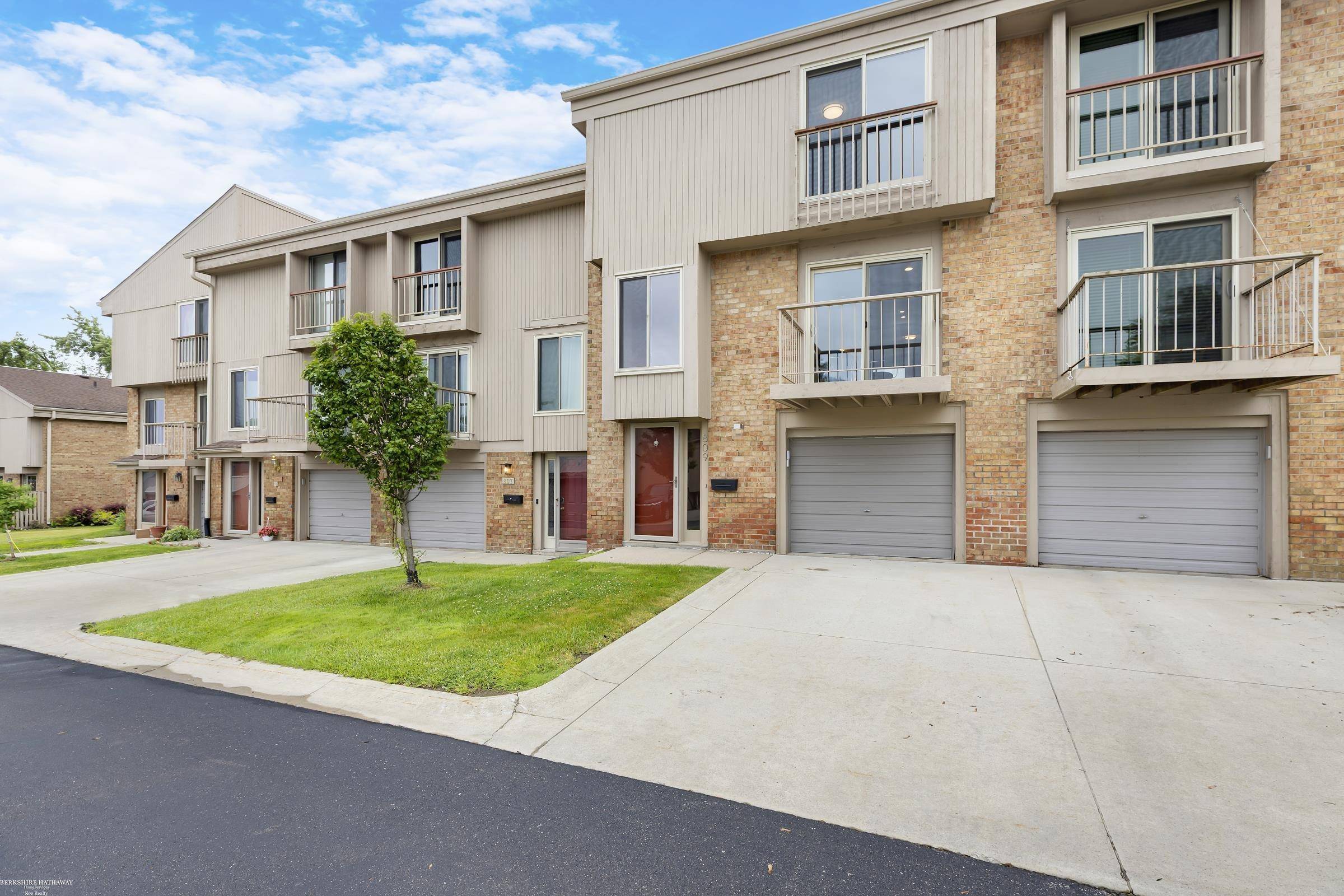 809 Oak Brook Ridge Ridge, Rochester Hills, MI 48307