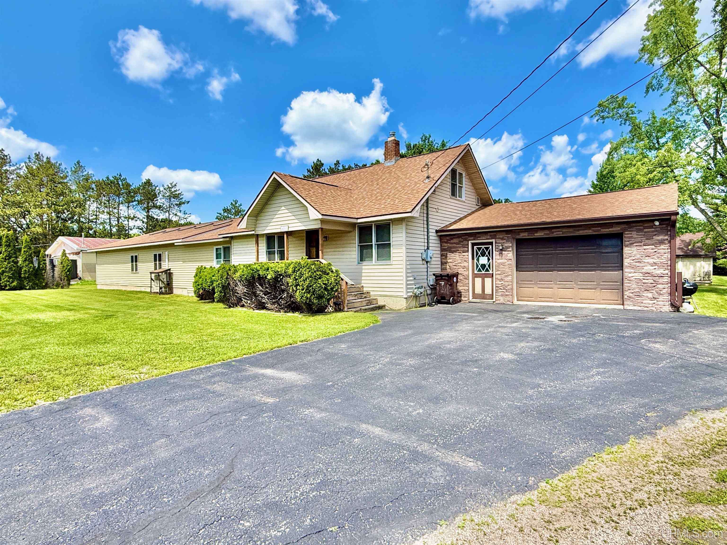 4860 Danforth Road, Escanaba, MI 49829