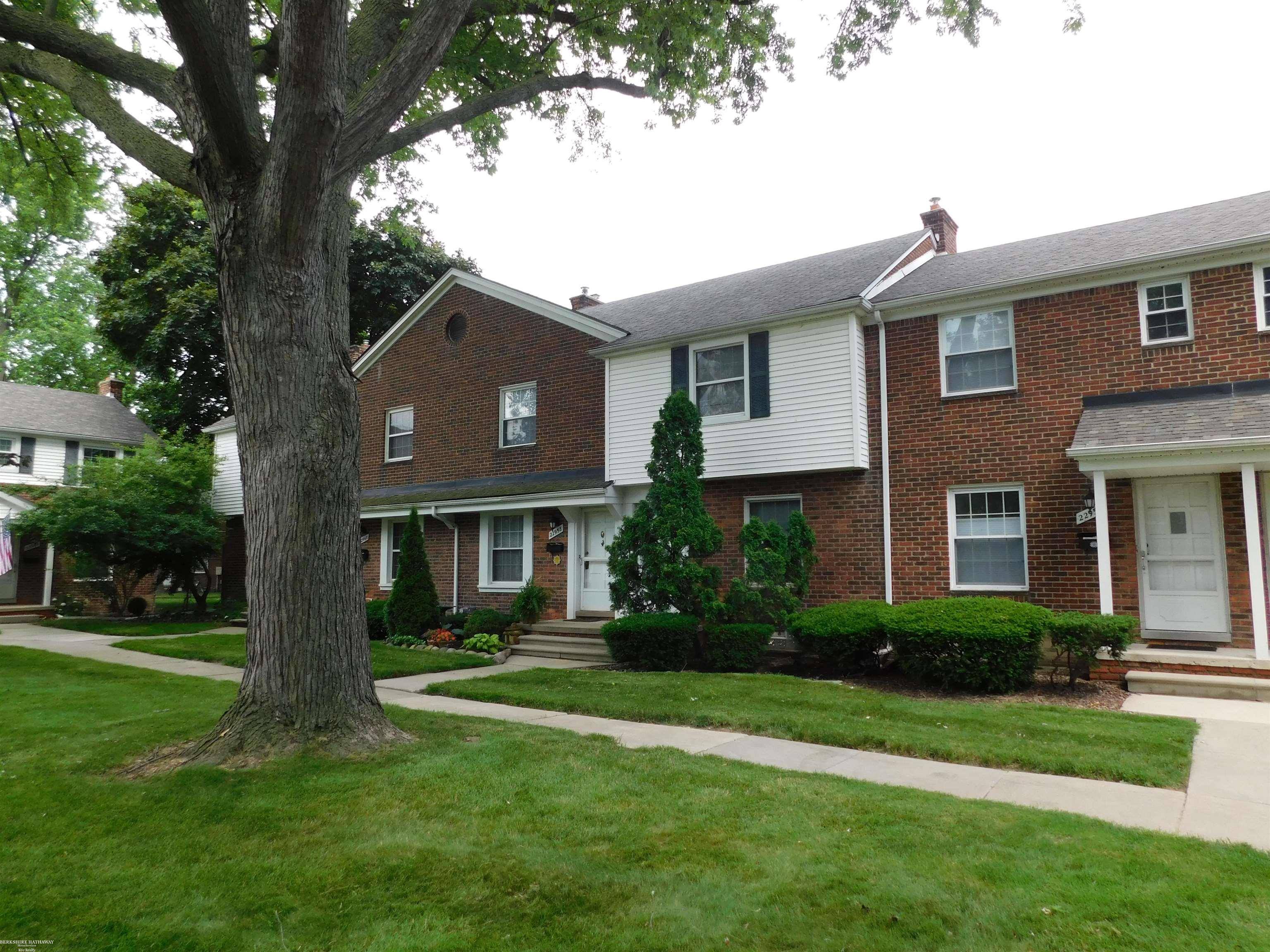 22956 Gary Lane, Saint Clair Shores, MI 48080