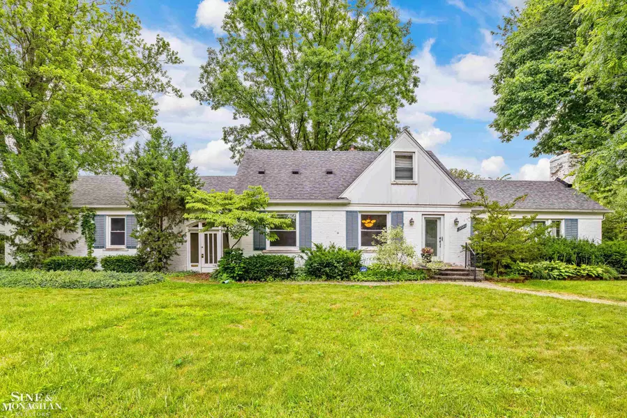 19980 Clairview Court Court, Grosse Pointe Woods, MI 48236-2306