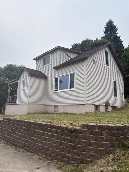 319 W Onota Street, Munising, MI 49862