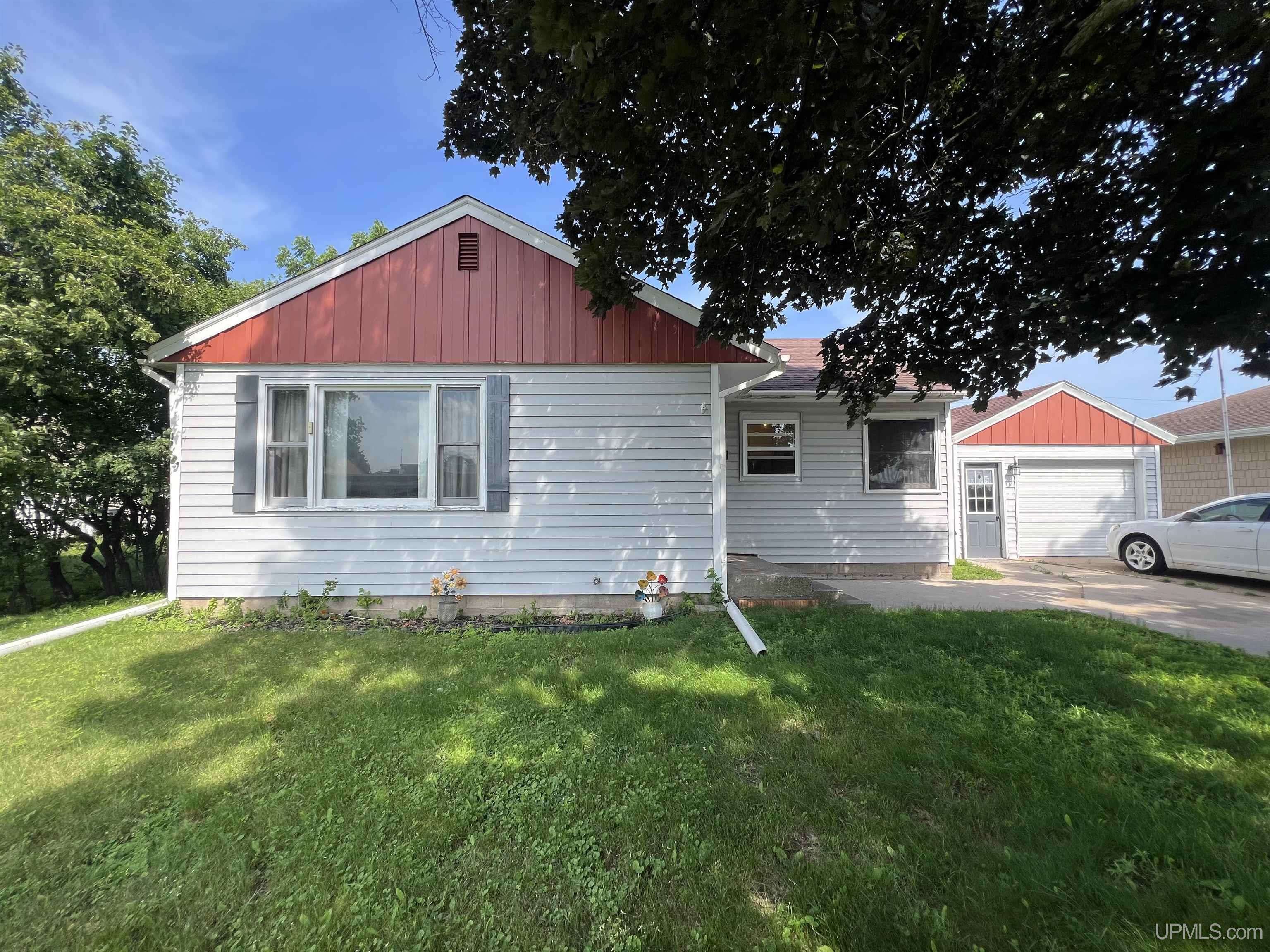 805 S 20th Street, Escanaba, MI 49829