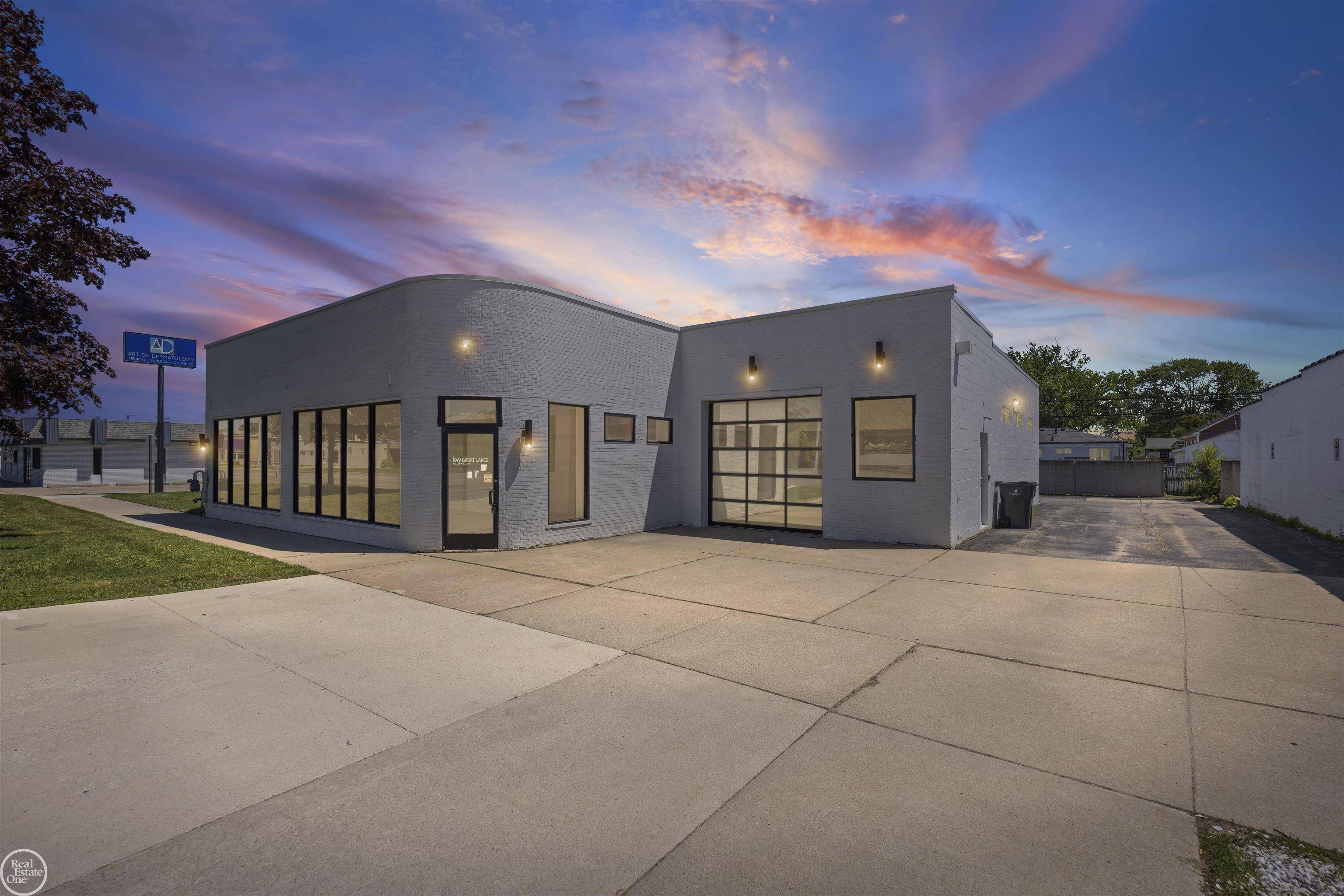 28220 Harper Avenue, Saint Clair Shores, MI 48081-1684