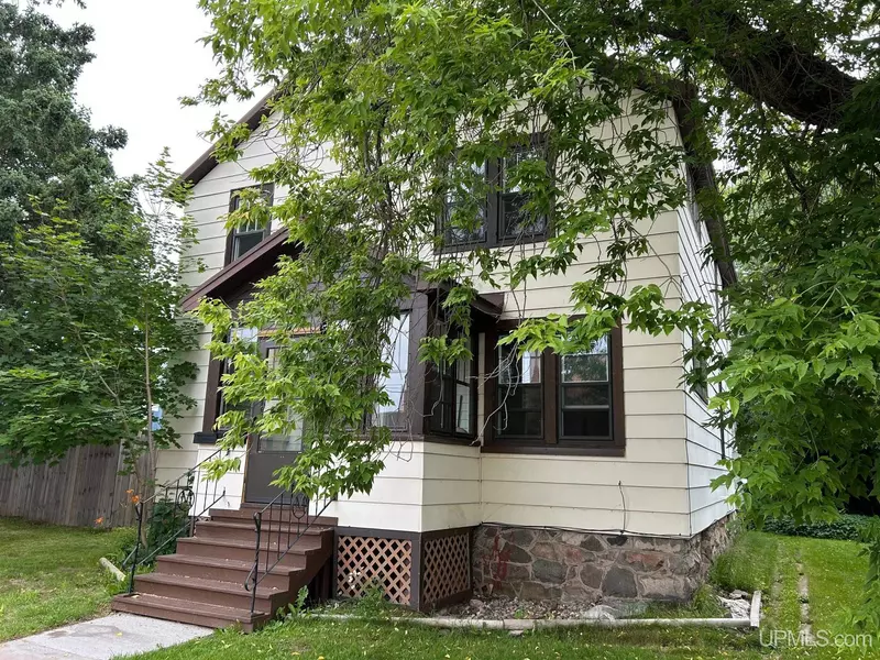 107 E McLeod Street, Ironwood, MI 49938