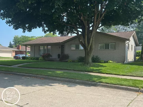 Saint Clair Shores, MI 48080-2521,23176 Gladhill Lane