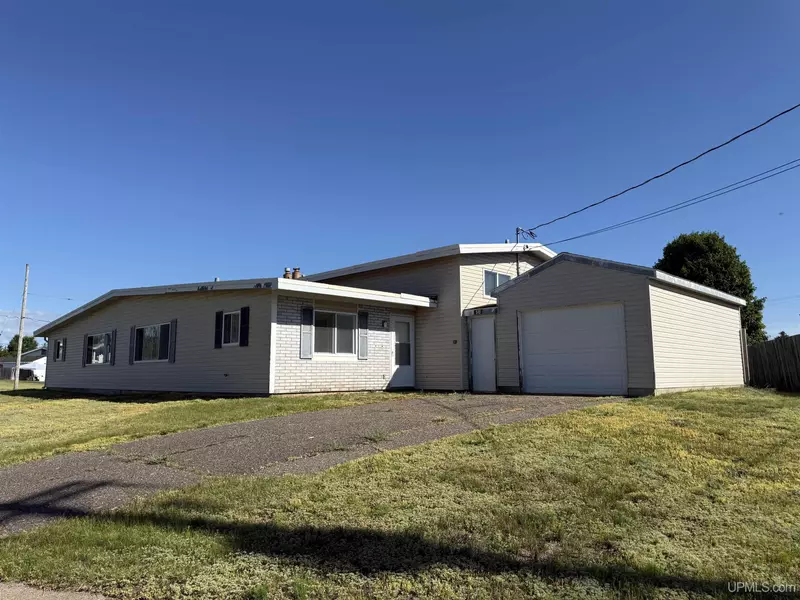 516 / 518 Stratocruiser Street, Gwinn, MI 49841