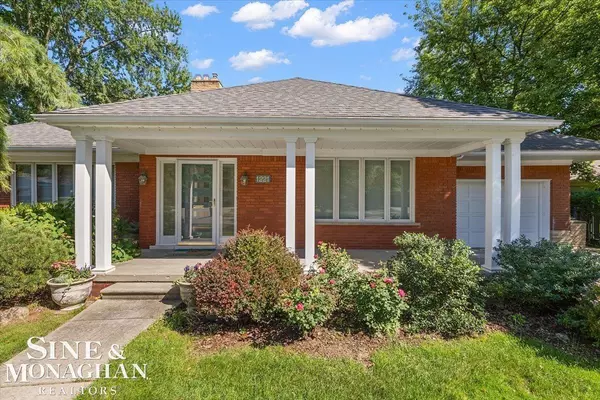 1221 N Renaud Road, Grosse Pointe Woods, MI 48236