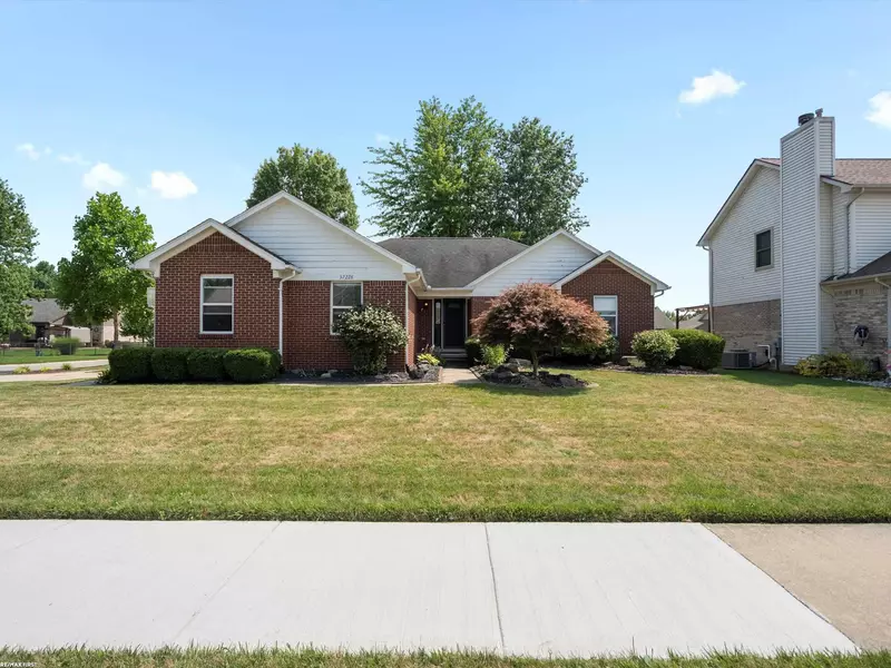 37228 Sienna Oaks Drive, New Baltimore, MI 48047