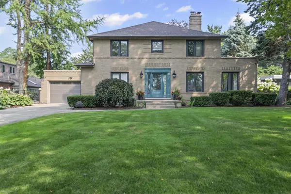 15215 Windmill Pointe Drive, Grosse Pointe, MI 48230