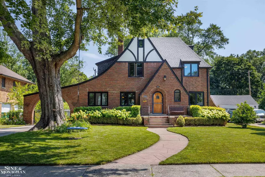 624 Lakepointe Street, Grosse Pointe, MI 48230