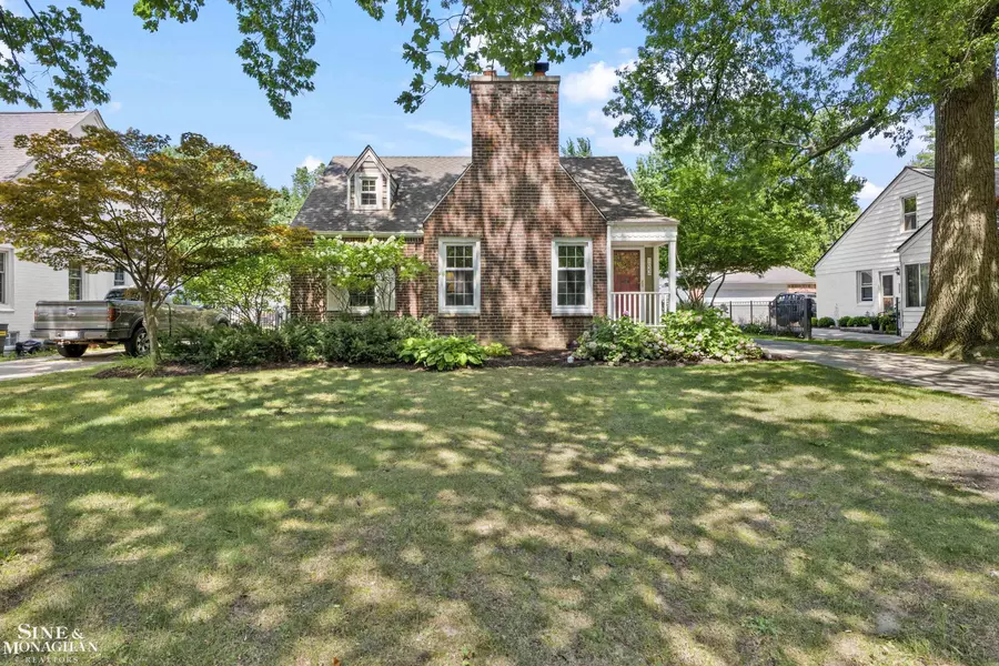 1022 Hampton Road, Grosse Pointe Woods, MI 48236