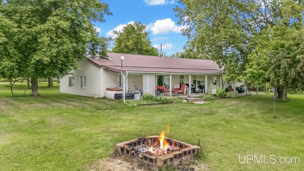 8077 County 416 J Road, Gladstone, MI 49837