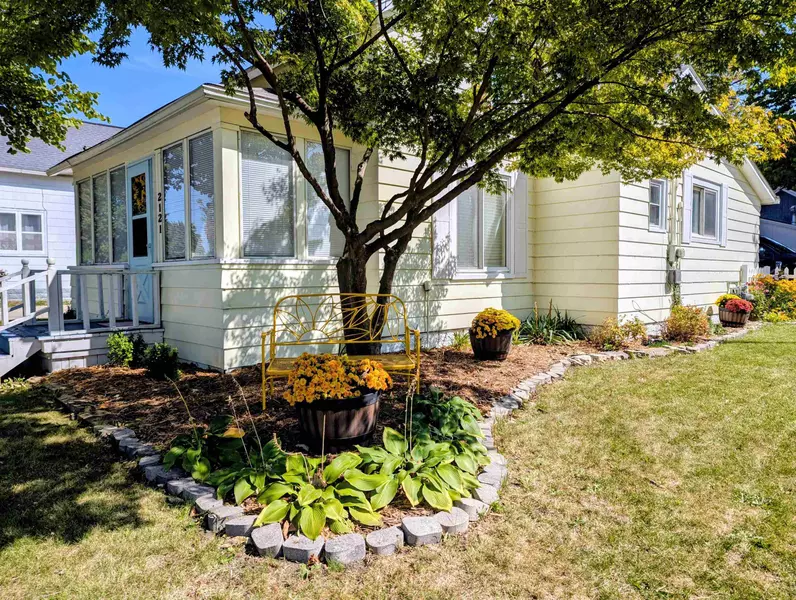 2121 S Monroe Street, Bay City, MI 48708