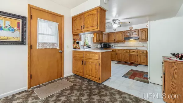 Gladstone, MI 49837,912 Michigan Avenue