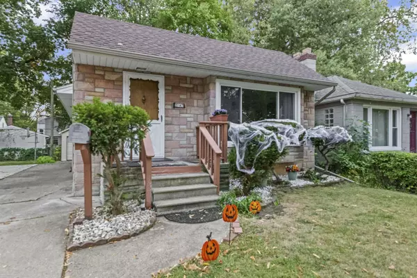 2147 Roslyn Road, Grosse Pointe Woods, MI 48236