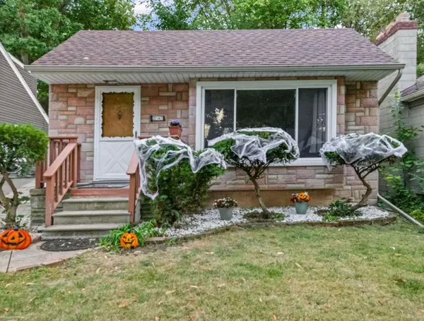 2147 Roslyn Road, Grosse Pointe Woods, MI 48236