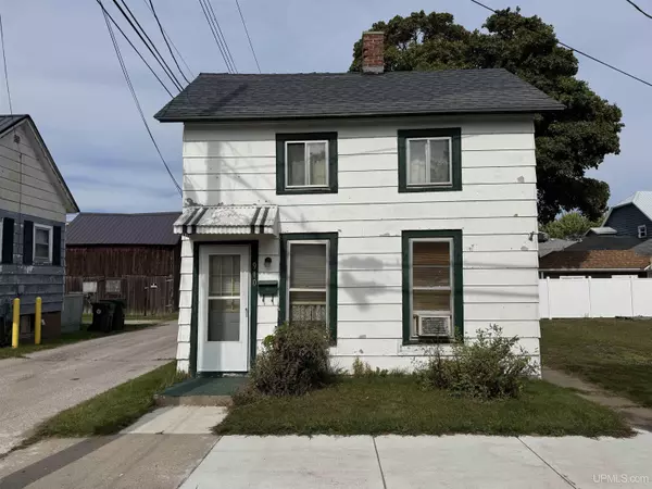 910 S 3rd Avenue, Escanaba, MI 49829