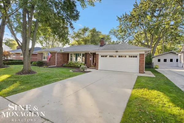 Grosse Pointe Woods, MI 48236,20007 Holiday Road