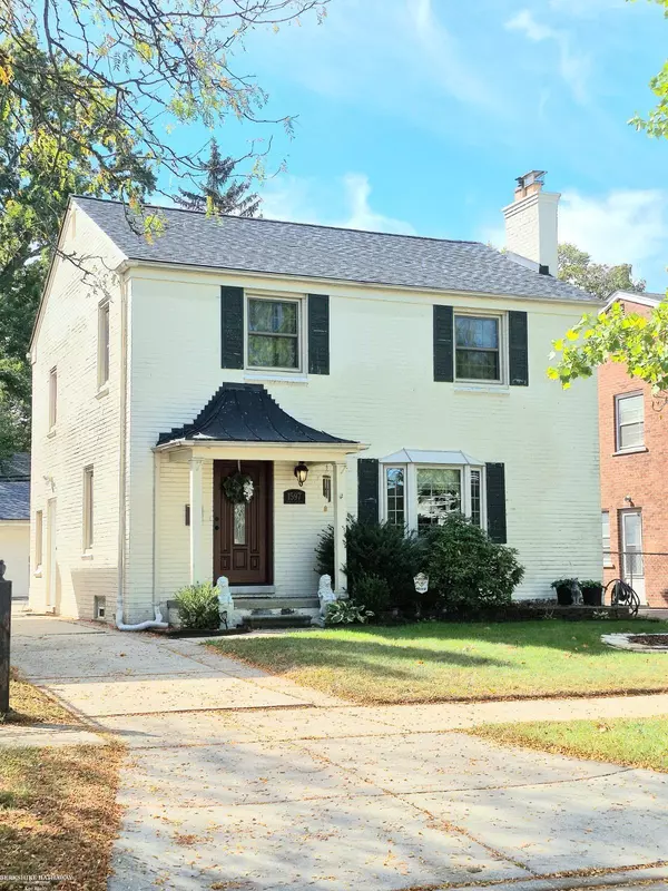 1597 Newcastle Road, Grosse Pointe Woods, MI 48236