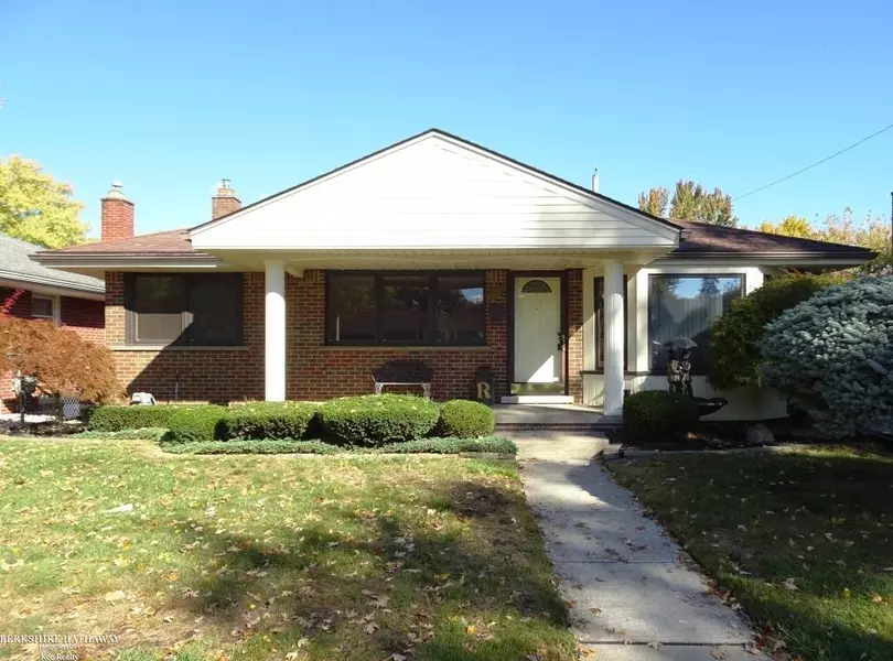 22011 Lakeshire Street, Saint Clair Shores, MI 48081