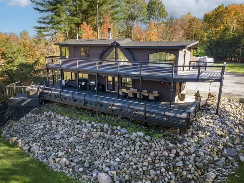 801 E Edenville Lake Drive, Hope, MI 48628