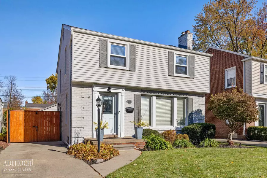 2158 Lennon Street, Grosse Pointe Woods, MI 48236