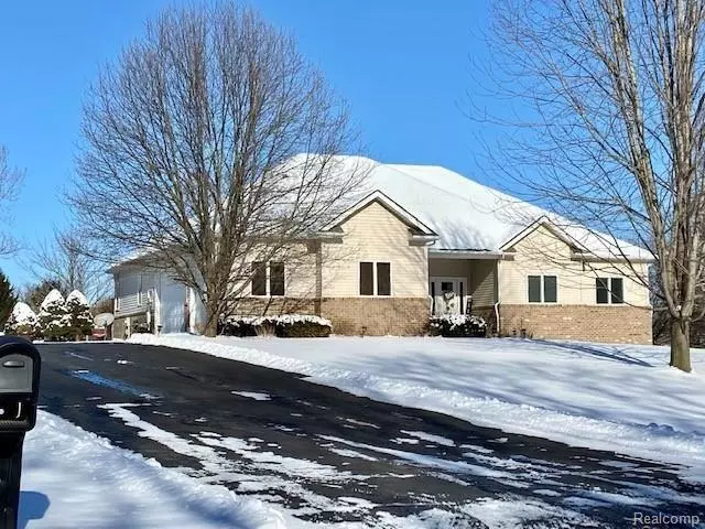 25 AMBER GLEN Drive, Howell, MI 48843 6964