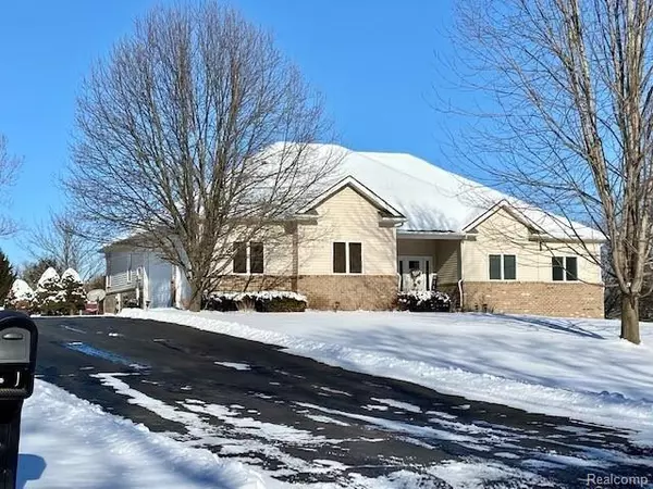 25 AMBER GLEN Drive, Howell, MI 48843 6964