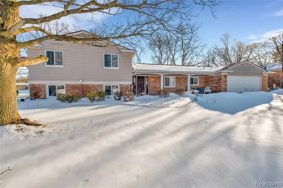 6811 POST OAK Drive, West Bloomfield, MI 48322 3835