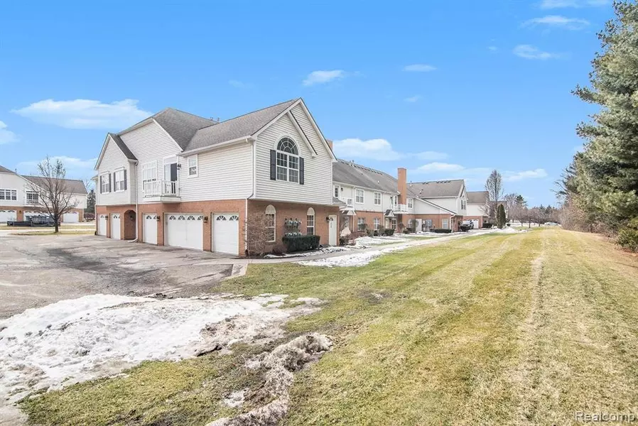 670 OLDE ENGLISH Circle, Howell, MI 48855 7735