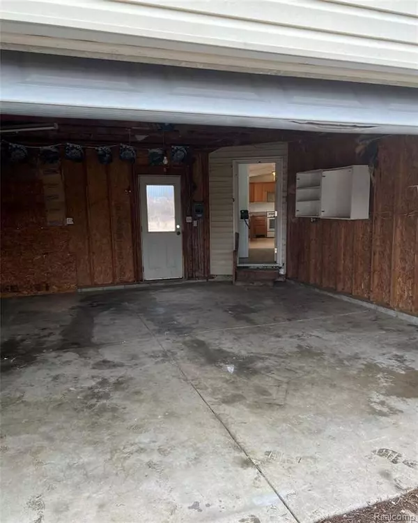 Brown City, MI 48416 8031,5106 HAWTHORN Drive