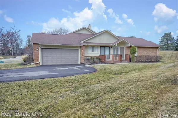 5674 E HILLCREST Circle, West Bloomfield, MI 48322 1280