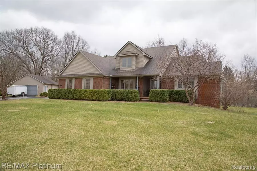 2500 RIDGEWOOD Drive, Howell, MI 48843 6985