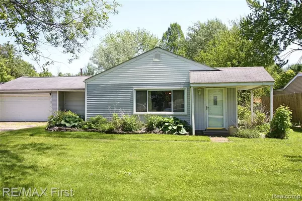 Clinton Township, MI 48036 2537,37176 GARVIN Street