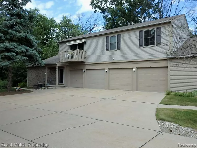 240 PINE TREE RIDGE Drive, Waterford, MI 48327 4329