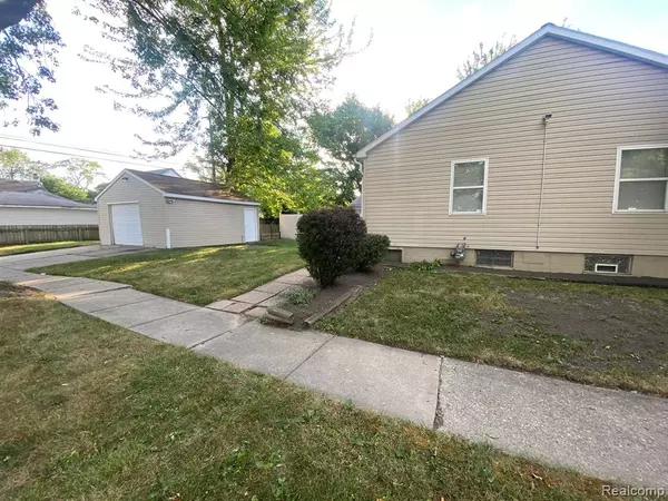 Harper Woods, MI 48225 2152,19214 WASHTENAW Street