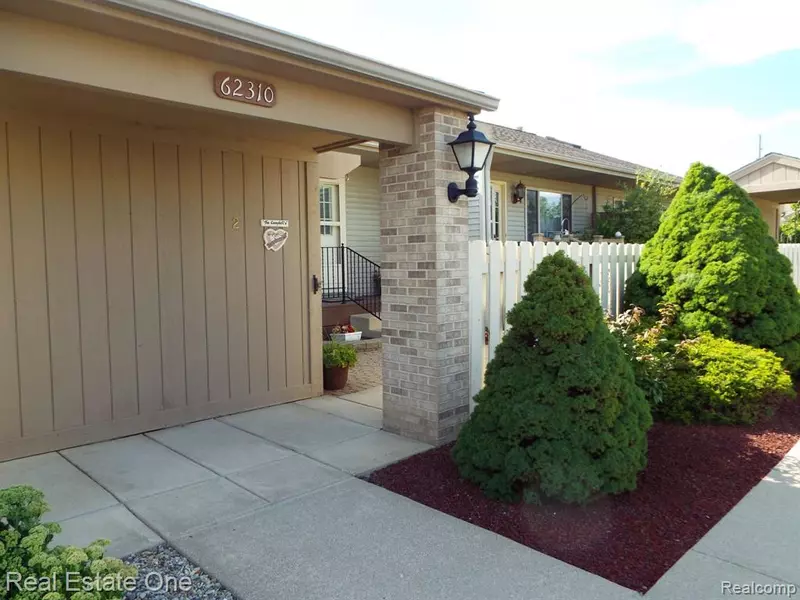 62310 Arlington Circle, South Lyon, MI 48178