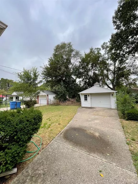Dearborn Heights, MI 48127 1515,8655 RIVERDALE Street