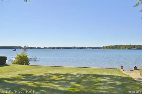 Orchard Lake, MI 48324 1627,3805 INDIAN Trail