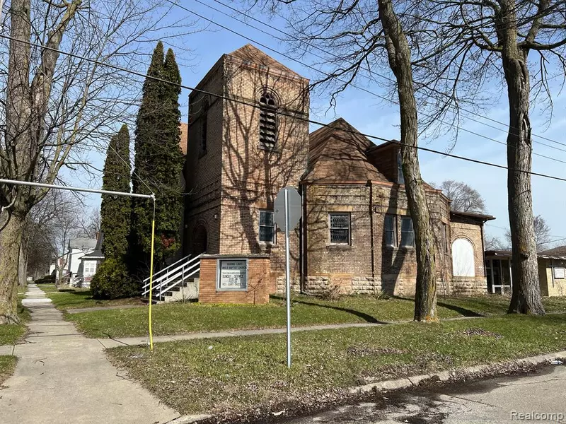 600 DEARBORN Street, Saginaw, MI 48602 1352