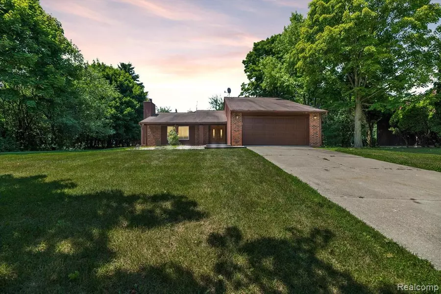 5792 PERRYTOWN Drive, West Bloomfield, MI 48322 1508